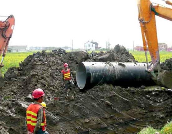 挖掘機(jī)球墨鑄鐵管鋪設(shè)現(xiàn)場(chǎng)